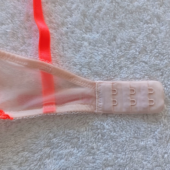 Victoria's Secret Push Up Padded Bra, Size 32D - Picture 12 of 16